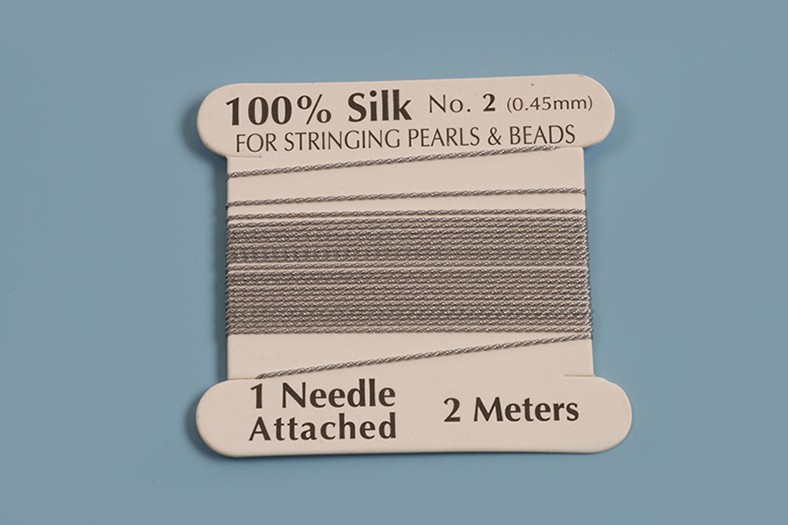 Silke perlesnor m/nål, 0,45 mm, grå, ca. 2 meter