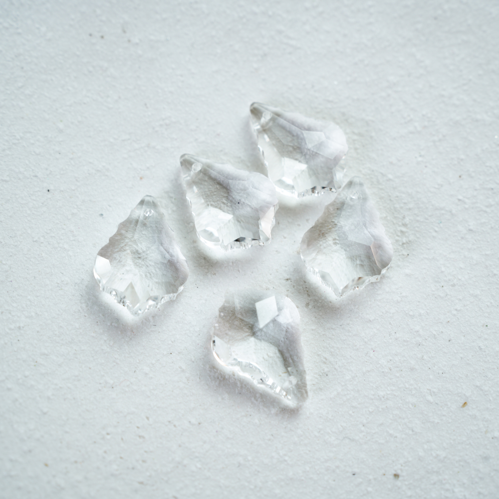 Zirkon,Iønnebladform,21.5*15mm，2 stk. - Gennemsigtig