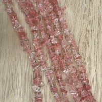 Bjergkrystal, chips, jordbær pink ，ca. 3-5 x 3-5 mm, 1 streng