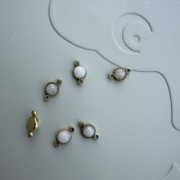 Vedhæng, m. hvid sten ca. 4.9x8.8 mm,1 stk.rustfrit stål forgyldt med 18K guld, vandfast 1stk
